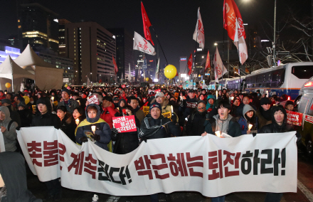 지난 달 21일 오후 서울 광화문 광장에서 열린 박근혜정권퇴진 비상국민행동의 제13차 촛불집회를 마친 시민들이 행진을 하고 있다. /연합뉴스