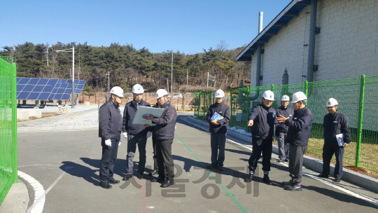 김영두 가스공사 기술부사장(왼쪽 두번째)이 지난 1일 군산관리소를 방문해 안전 점검을 하고 있다. / 사진제공=한국가스공사