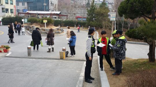 학교 주변을 돌며 초등학생들을 대상으로 안전 교육을 하고 있는 경찰관. /연합뉴스