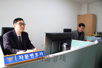 서울 금천경찰서에서 무료 법률상담을 하는 황순영(왼쪽) 변호사.