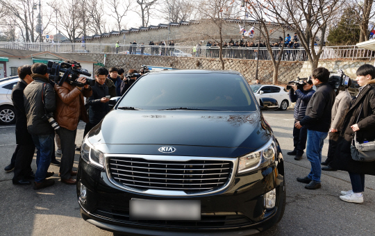 3일 오전 청와대 춘추관 앞에서 특검 차량이 주차장에 주차했다 빠져나가고 있다. /연합뉴스