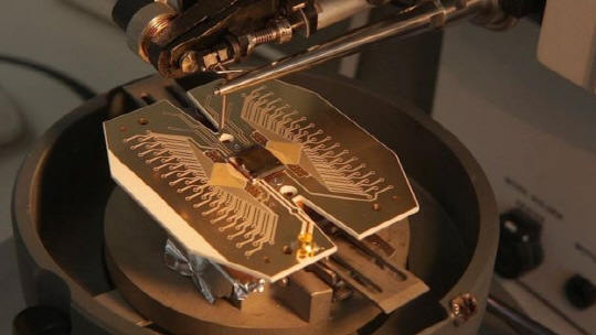 갇힘 이온 양자 컴퓨터의 프로토타입의 핵심 부품이 만들어 지고 있다. /사진=BBC