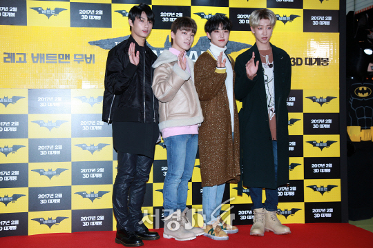 세븐틴(디노,디에잇,호시,준)이 3일 오후 서울 행당동 왕십리 CGV에서 열린 영화 ‘레고 배트맨 무비’ 레고카펫 행사에 참석해 포토타임을 갖고있다.