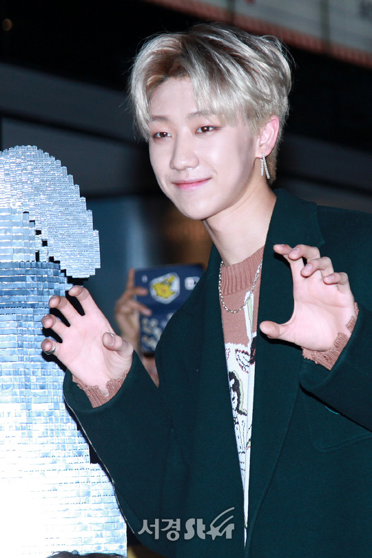 세븐틴 멤버 디에잇이 3일 오후 서울 행당동 왕십리 CGV에서 열린 영화 ‘레고 배트맨 무비’ 레고카펫 행사에 참석해 포토타임을 갖고있다.