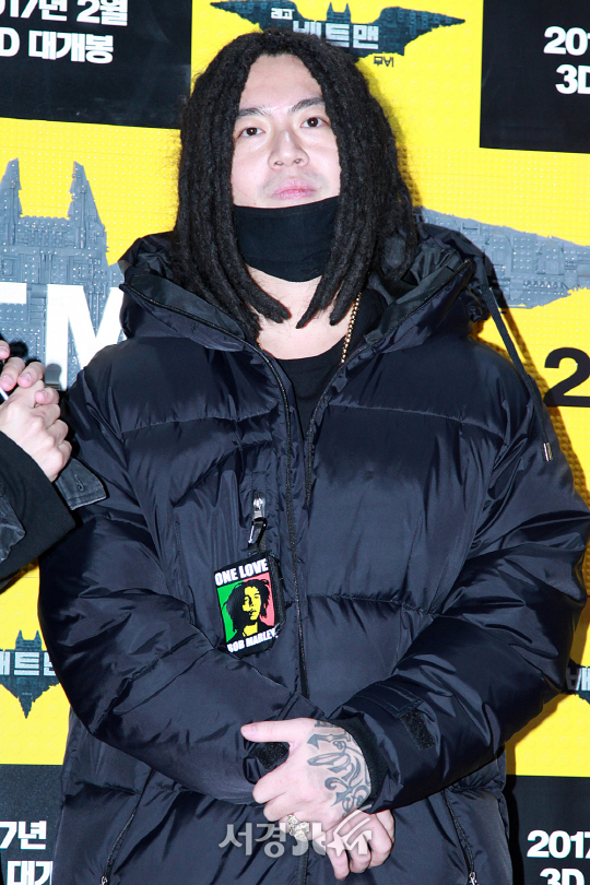 스컬이 3일 오후 서울 행당동 왕십리 CGV에서 열린 영화 ‘레고 배트맨 무비’ 레고카펫 행사에 참석해 포토타임을 갖고있다.