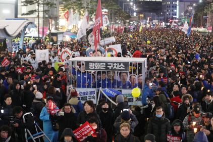 지난 달 21일 오후 박근혜 정권퇴진 비상국민행동이 서울 광화문에서 13차 촛불집회를 진행하고 있다. /연합뉴스