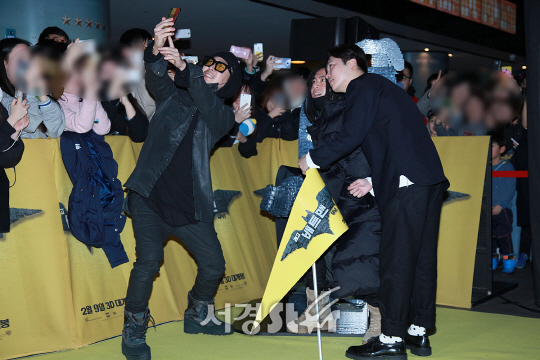 하하, 스컬, 지조가 3일 오후 서울 행당동 왕십리 CGV에서 열린 영화 ‘레고 배트맨 무비’ 레고카펫 행사에 참석해 포토타임을 갖고있다.