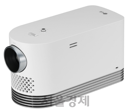 LG전자의 최신 빔프로젝터 ‘LG 프로빔 TV(모델병 HF80JA)’. /사진제공=LG전자