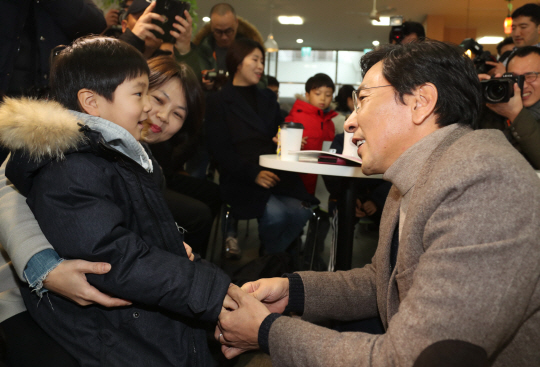 안희정 충남지사가 5일 오후 서울 강북구 꿈의숲아트센터에서 열린 ‘2040과 함께하는 아이 키우기 브런치토크’에서 한 어린이와 인사를 하고 있다. /연합뉴스