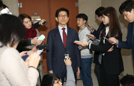 새누리당 김문수 비대위원이 6일 오후 국회 정론관에서 “박근혜 대통령이 사익을 취한 적이 없다”며 “탄핵은 기각돼야 한다”고 밝힌 뒤 기자들의 질문에 답하고 있다. /연합뉴스