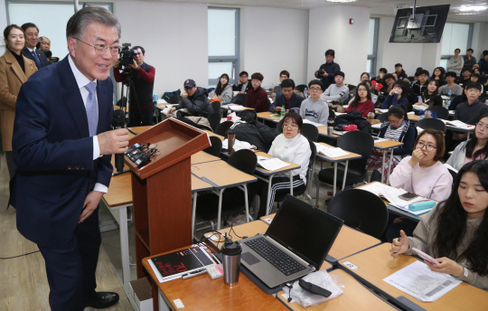 문재인 전 더불어민주당 대표가 6일 오후 서울 동작구 노량진로의 한 공무원시험학원을 찾아 쉬는 시간을 이용, 공시생들을 격려하는 특강을 하고 있다. /연합뉴스