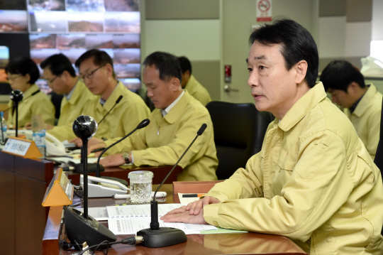 김용하(사진 오른쪽 첫번째) 산림청 차장이 2017 안전대진단 전략회의를 주재하고 있다. 사진제공=산림청