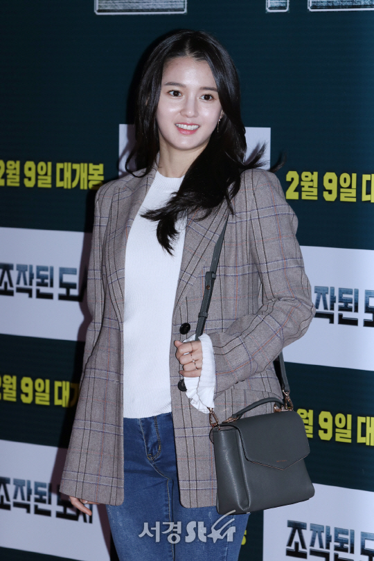 배우 남보라가 6일 열린 영화 ‘조작된 도시’ VIP 시사회에 참석해 포즈를 취하고 있다.