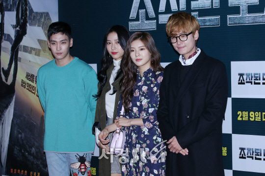 배우 최태준, 류원, 이선빈, 정경호가 6일 열린 영화 ‘조작된 도시’ VIP 시사회에 참석해 포즈를 취하고 있다.