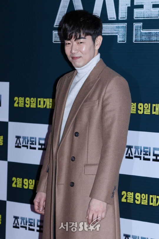 배우 이종혁이 6일 열린 영화 ‘조작된 도시’ VIP 시사회에 참석해 포즈를 취하고 있다.