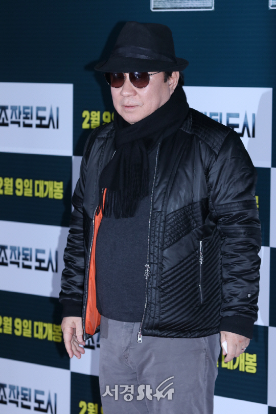배우 임하룡이 6일 열린 영화 ‘조작된 도시’ VIP 시사회에 참석해 포즈를 취하고 있다.
