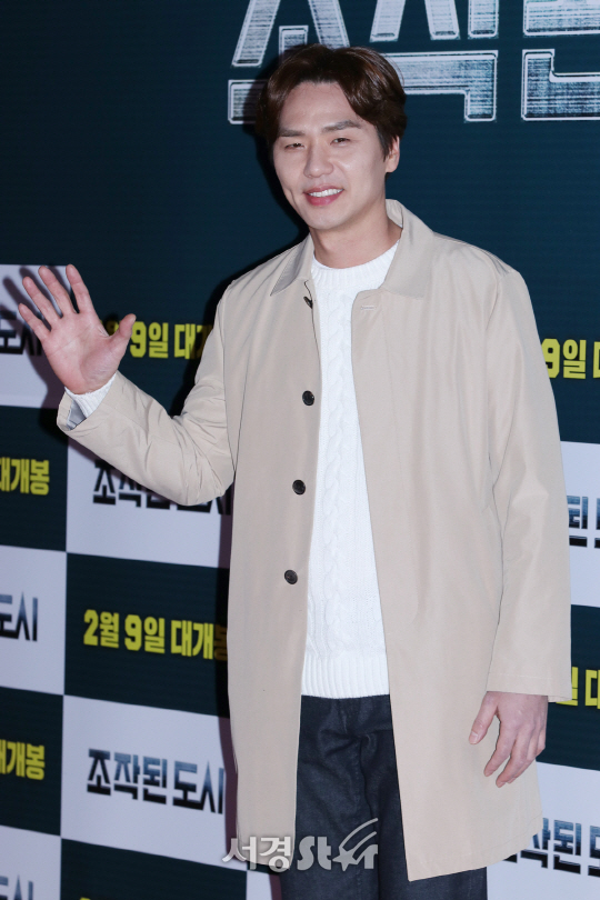 배우 김태훈이 6일 열린 영화 ‘조작된 도시’ VIP 시사회에 참석해 포즈를 취하고 있다.
