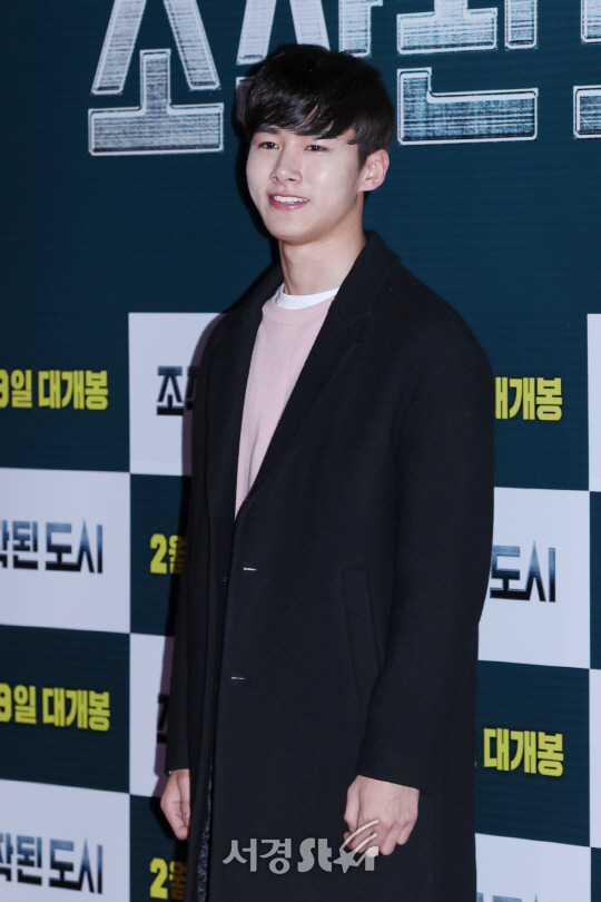 배우 서지훈이 6일 열린 영화 ‘조작된 도시’ VIP 시사회에 참석해 포즈를 취하고 있다.