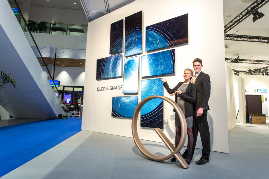 삼성전자 모델들이 네덜란드 암스테르담에서 열리는 유럽 최대 상업용 디스플레이 전시회 ‘ISE 2017’의 삼성전자 전시장에서 삼성 QLED 사이니지를 소개하고 있다. /사진제공=삼성전자
