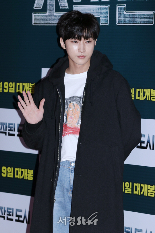 B1A4 진영이 6일 열린 영화 ‘조작된 도시’ VIP 시사회에 참석해 포즈를 취하고 있다.