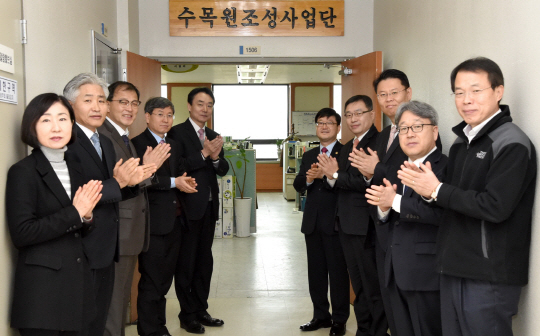 신원섭(사진 왼쪽에서 여섯 번째) 산림청장과 김용하(〃다섯번째) 산림청 차장 등 간부들이 현판식을 가진후 축하의 박수를 치고 있다. 사진제공=산림청