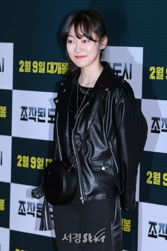 배우 박경혜가 6일 열린 영화 ‘조작된 도시’ VIP 시사회에 참석해 포즈를 취하고 있다.