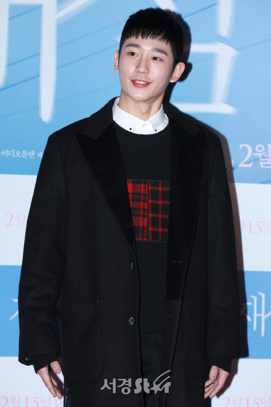 배우 정해인이 7일 오후 서울 행당동 왕십리 CGV에서 열린 영화 ‘재심’ VIP시사회에서 포토타임을 갖고 있다.