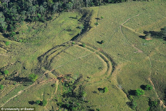수백개의 미스테리한 구조물이 아마존 밀림에서 2,000년만에 발견됐다. 땅을 파서 만든 선 모양의 구조물은 나무에 덮여서 보이지 않았지만, 최근 몇 년 간의 벌채로 인해 이 중 450개의 거대한 지상 그림이 나타났다.