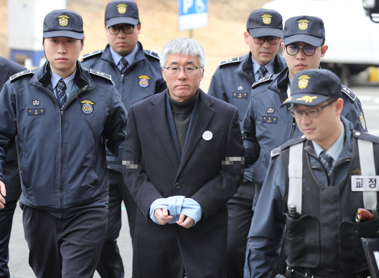 김종덕 전 문화체육관광부 장관이 7일 서울 종로구 재동 헌법재판소 대심판정에서 열린 박근혜 대통령 탄핵심판 11차 변론에 증인으로 출석하고 있다.  /연합뉴스