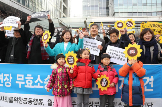 국내에서 두 번째로 오래된 원자력발전소인 ‘월성 1호기’에 대한 원자력안전위원회의 수명연장 결정을 취소하라는 판결이 난 7일 서울 서초구 서울행정법원 앞에서 월성 1호기 수명연장을 위한 운영변경 허가처분 무효확인 국민소송대리인단 등이 환호하고 있다. /연합뉴스