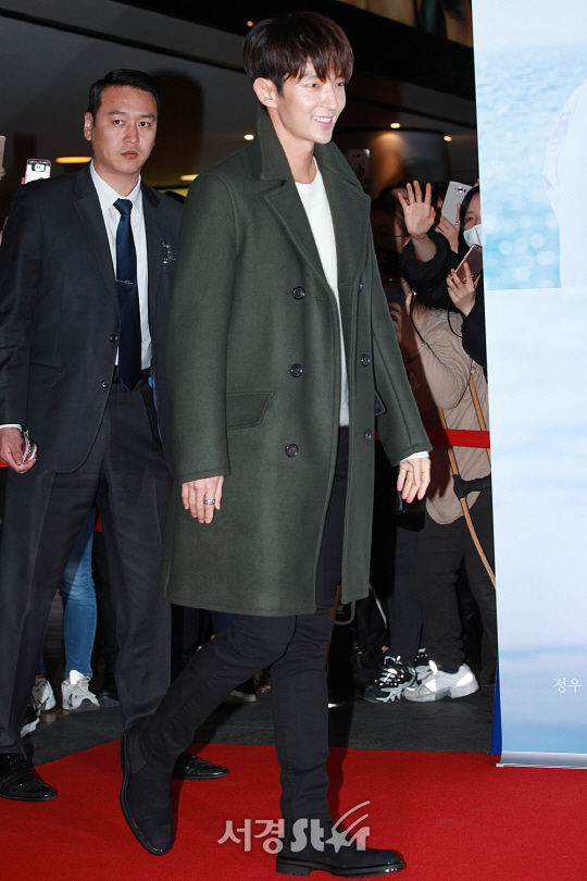 배우 이준기가 7일 오후 서울 행당동 왕십리 CGV에서 열린 영화 ‘재심’ VIP시사회에서 포토타임을 갖고 있다.