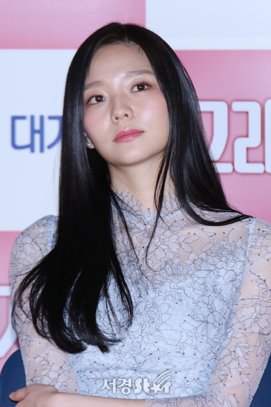 이솜, 긴 생머리로 도도+시크한 매력 발산(영화 '그래, 가족') | 서울경제