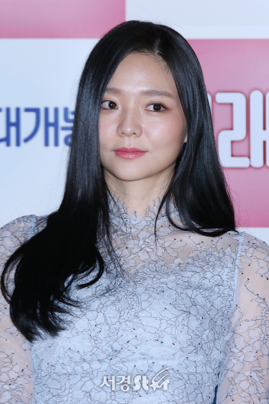 배우 이솜이 10일 열린 영화 ‘그래, 가족’ 언론시사회에 참석했다.