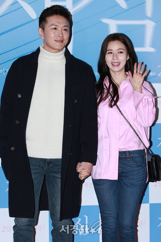 배우 진태현과 박시은이 7일 오후 서울 행당동 왕십리 CGV에서 열린 영화 ‘재심’ VIP시사회에서 포토타임을 갖고 있다.