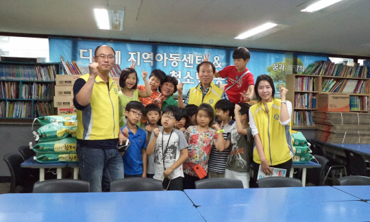 송상헌(뒷줄 오른쪽 두번째) 케이에스엔시 대표가 지난 2013년 11월 서울 영등포 지역 소년소녀 가장들을 위한 후원행사를 가진 뒤 파이팅을 외치고 있다.  /사진제공=케이에스엔시