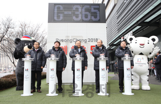 황창규(왼쪽 세번째) KT 회장과 임원들이 평창동계올림픽까지 남은 날짜를 알려주는 미디어 큐브 전광판을 점등하고 있다. /사진제공=KT