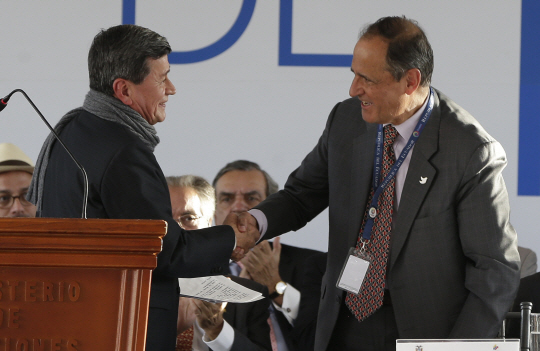 7일(현지시간) 에콰도르 키토에서 콜롬비아 정부 대표인 후안 카밀로 레스트레포(오른쪽)가 민족해방군(ELN) 대표 파블로 벨트란과 악수를 하고 있다. /키토=AP연합뉴스