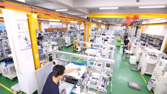 태경하이테크 직원들이 경기도 광주시 초월읍에 있는 공장에서 제품생산에 몰두하고 있다. /사진제공=태경하이테크