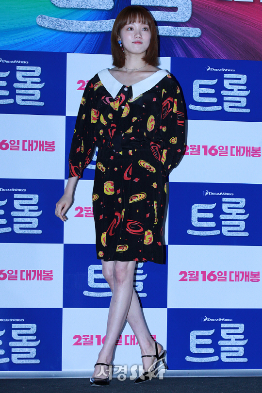 배우 이성경이 8일 오후 서울 성동구 행당동 왕십리 CGV에서 열린 영화 ‘트롤’ 언론시사회에 참석해 포토타임을 갖고 있다.