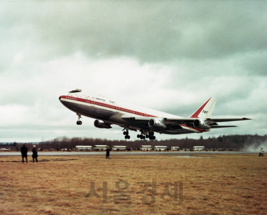 1969년 2월9일 오전 11시, 처녀 비행을 위해 보잉사의 에버렛공장 비행장을 이륙하는 보잉 747 점보. 48년이 지난 오늘날까지 생산라인이 유지되고 있다.