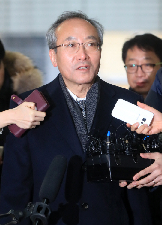 서창석 서울대병원장이 참고인 신분으로 조사를 받기 위해 9일 오전 서울 강남구 특검 사무실로 출석하고 있다. /연합뉴스