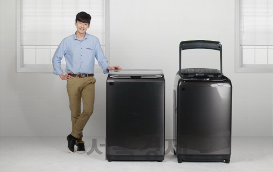 삼성전자 모델이 9일 국내 출시된 신형 ‘액티브워시’ 전자동 세탁기를 소개하고 있다. /사진제공=삼성전자