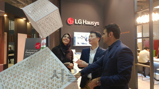 6~9일(현지시간) 이란 테헤란 국제 전시장에서 열리고 있는 이란 최대 건축자재 산업 전시회인 ‘2017 이란 우드엑스포’에서 바이어들이 LG하우시스 부스에서 제품을 살펴보고 있다. /사진제공=LG하우시스