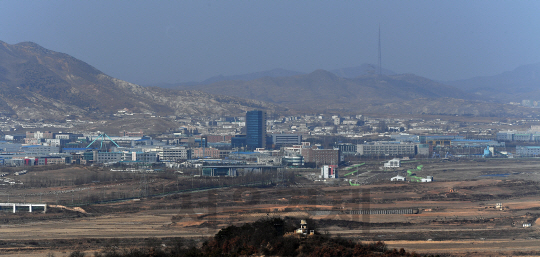 개성공단 폐쇄 1년(2월 10일)을 앞둔 9일 경기도 파주시 도라전망대에서 보이는 개성공단 일대가 적막한 모습을 보이고 있다./파주=이호재기자.