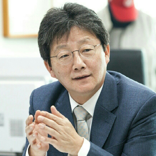 봉하마을 찾은 유승민 “김무성 대선출마 번복은…” 김무성 ‘재등판론’에 대한 입장밝혀