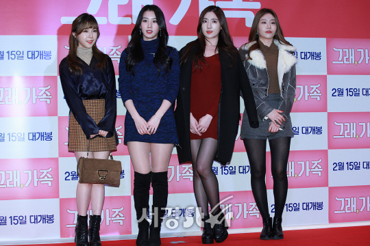 걸그룹 워너비가 9일 오후 서울 강남구 삼성동 코엑스 메가박스에서 열린 영화 ‘그래 가족’ VIP 시사회에서 포토타임을 갖고 있다.