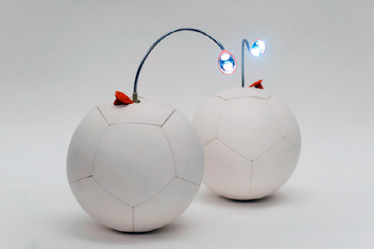 전기를 만드는 축구공 ‘소킷’은 발전기와 충전기가 내장돼 있어 놀 때 발생하는 운동 에너지를 전기로 바꿔준다.