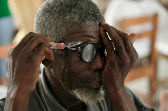 ‘Ad-Specs’는 눈이 나빠도 시력 교정을 받을 수 없는 개발도상국 사람들을 위한 착한 안경이다.