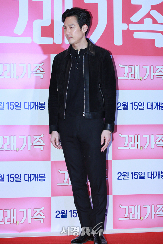 배우 이정재가 9일 오후 서울 강남구 삼성동 코엑스 메가박스에서 열린 영화 ‘그래 가족’ VIP 시사회에서 포토타임을 갖고 있다.