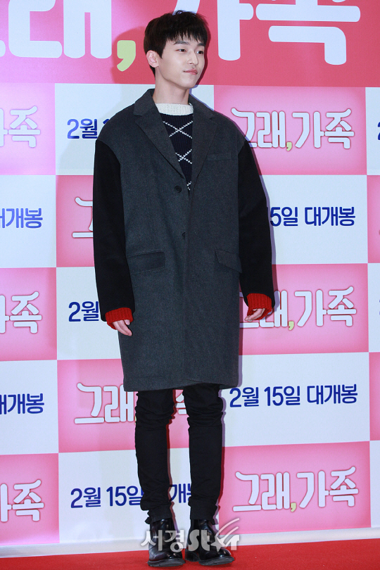 가수 엘조가 9일 오후 서울 강남구 삼성동 코엑스 메가박스에서 열린 영화 ‘그래 가족’ VIP 시사회에서 포토타임을 갖고 있다.